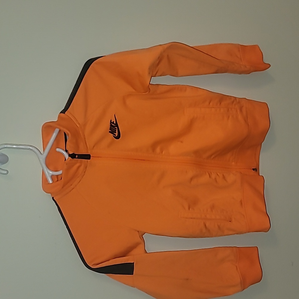 Boys Nike zip is size 7